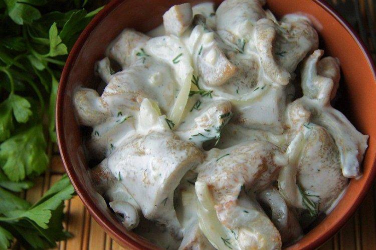 Mushrooms Marinated with Mayonnaise and Onion