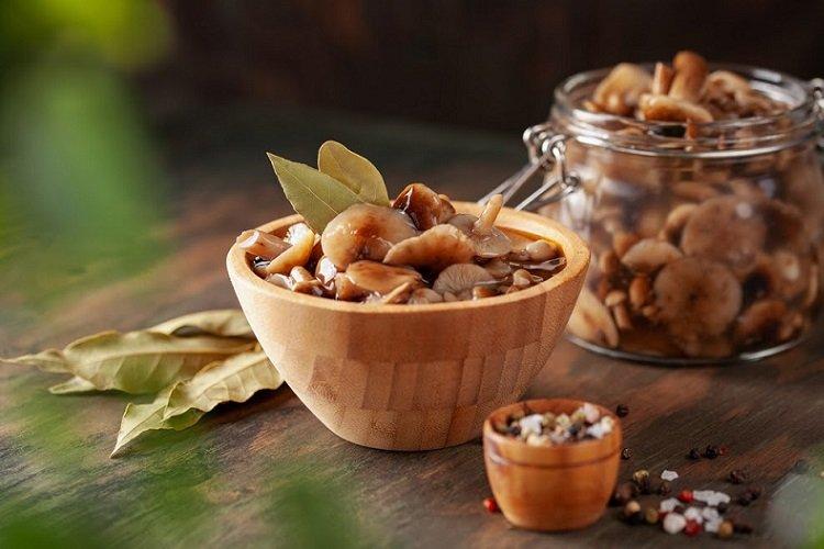 Marinated Mushrooms with Mustard and Red Pepper