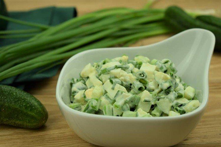 Salat mit Eiern, Gurken und Frühlingszwiebeln