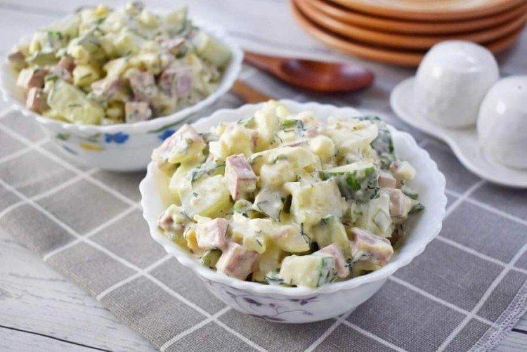 Salat aus Eiern, Gurken und Wurst