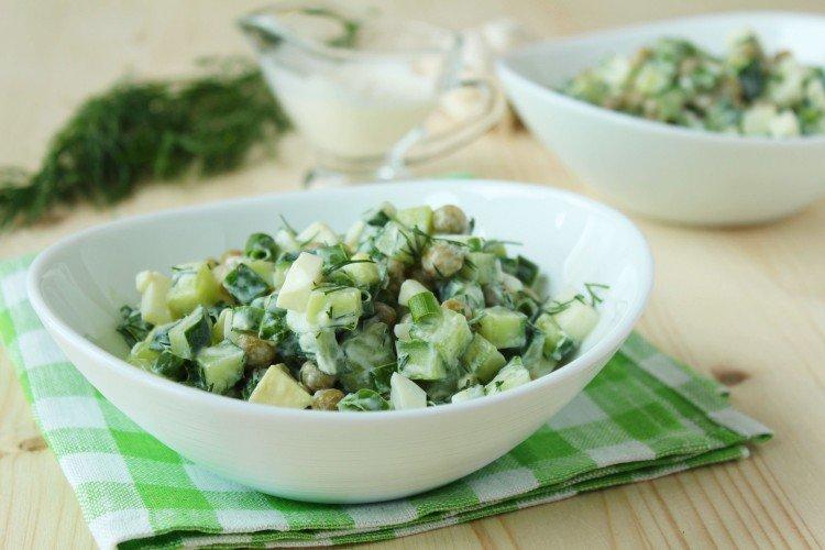 Salat mit Eiern, Gurken und grünen Erbsen