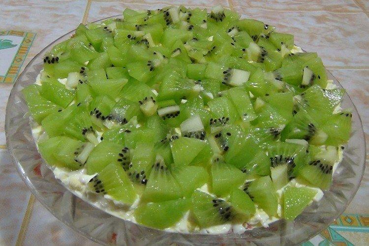 Salat aus Eiern, Gurken und Kiwi