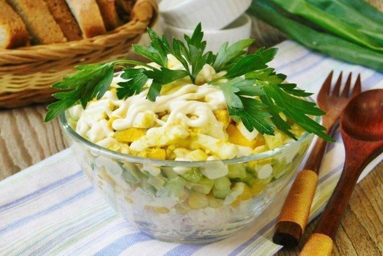 Salat aus Eiern, Gurken und Mais