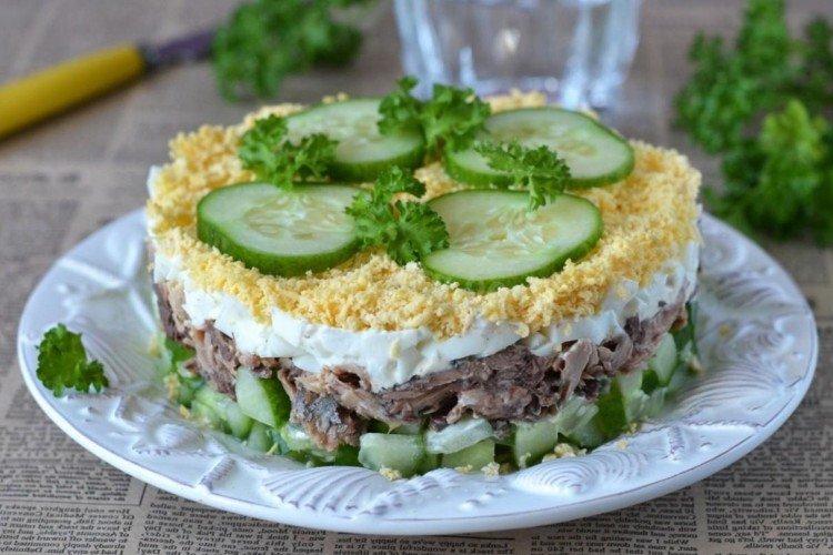 Salat mit Eiern, Gurken und Thunfisch