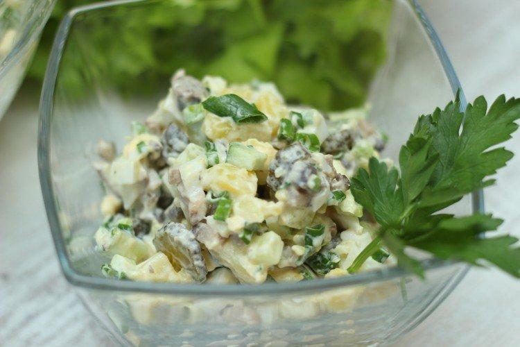 Salat aus Eiern, Gurken und Pilzen