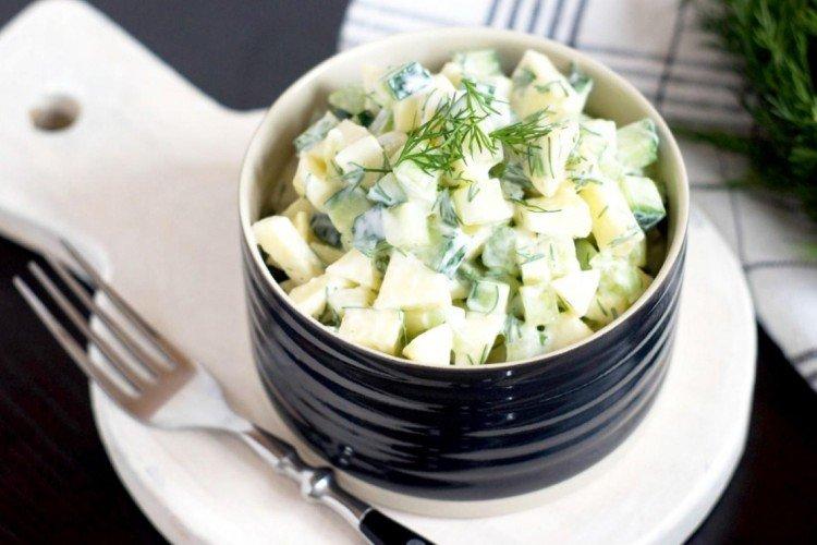 Salat aus Eiern, Gurken und Äpfeln