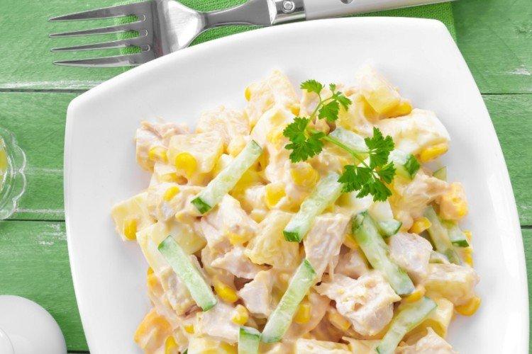 Salat mit Eiern, Gurken und Ananas