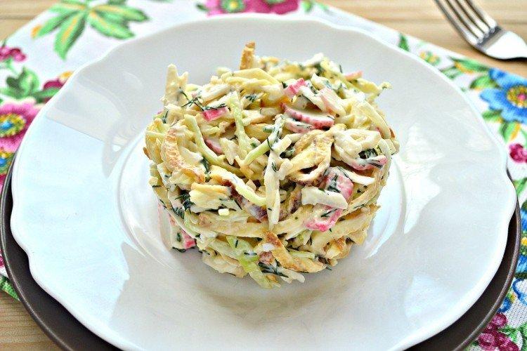 Salat aus Omelett, Gurken, Krabbenstäbchen und Mais