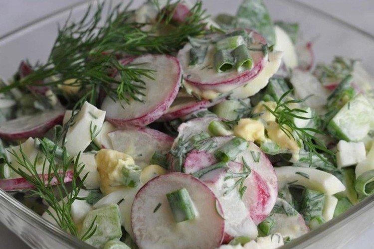 Salat aus Eiern, Gurken und Radieschen
