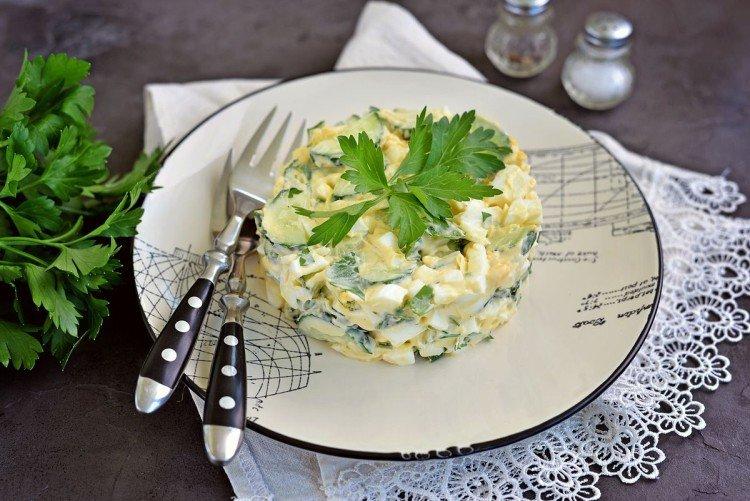 Salat mit Eiern, Gurken und Käse