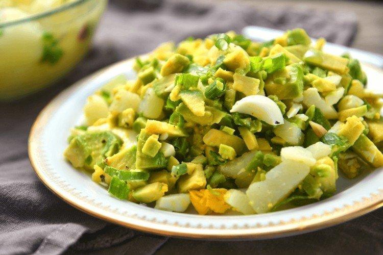 Salat aus Eiern, Gurken und Avocado