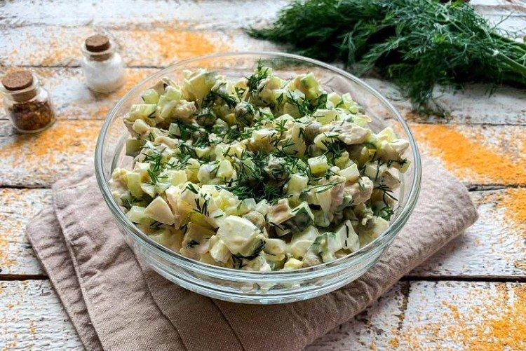 Salat aus Eiern, Gurken und Hähnchen