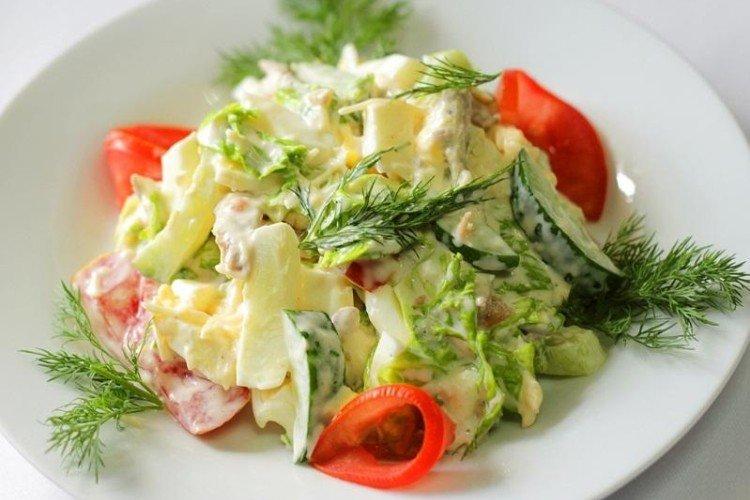 Salat aus Eiern, Gurken und Tomaten