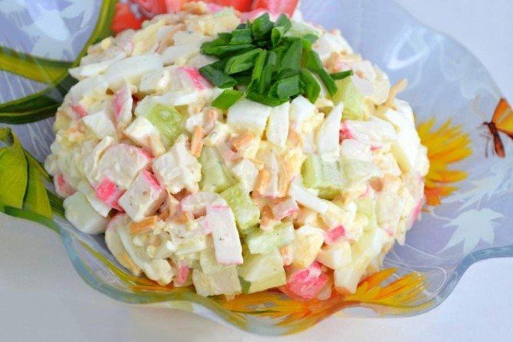Salat aus Eiern, Gurken und Krabbenstäbchen