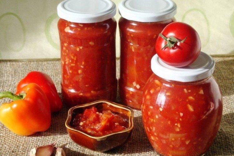 Pimiento morrón con tomates para el invierno