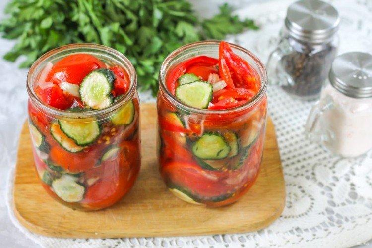 Pimiento morrón con pepinos para el invierno