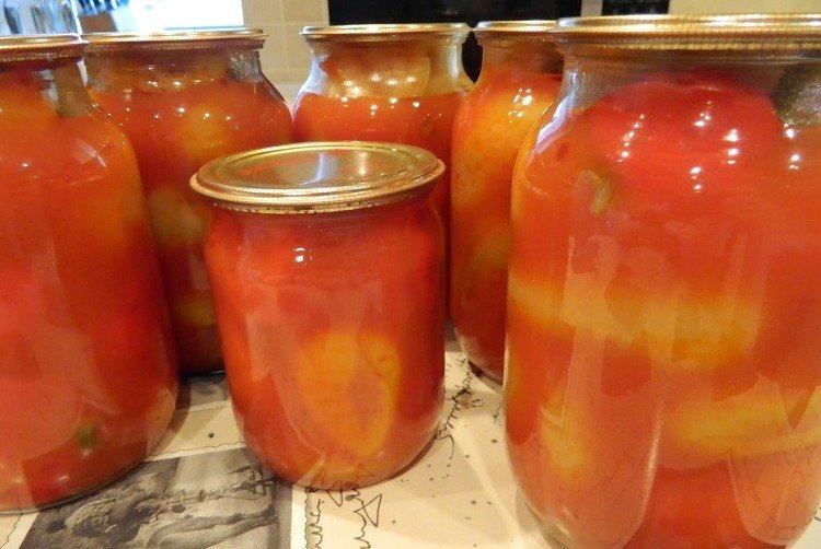 Pimiento morrón en jugo de tomate para el invierno