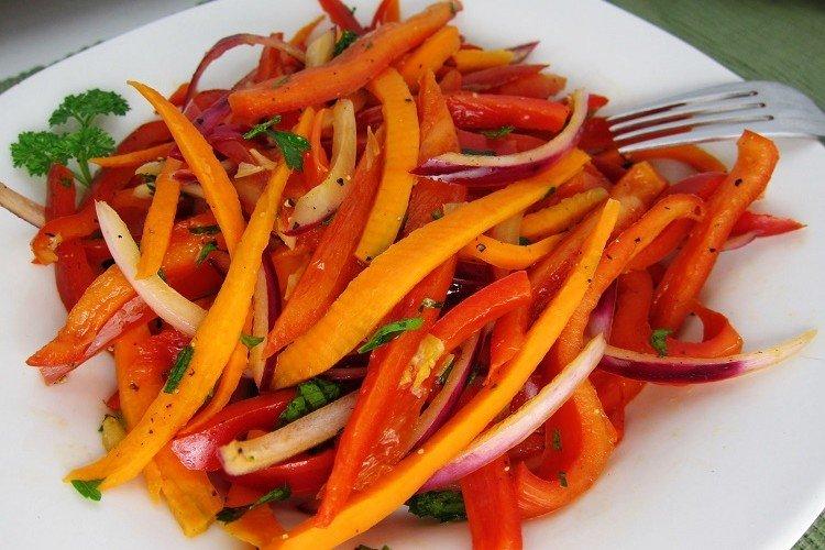 Salat mit Paprika und Tomaten