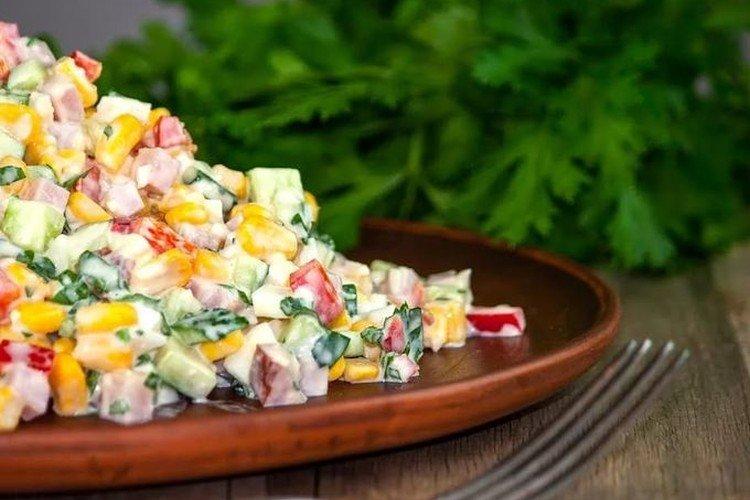 Salat mit Paprika und Mais