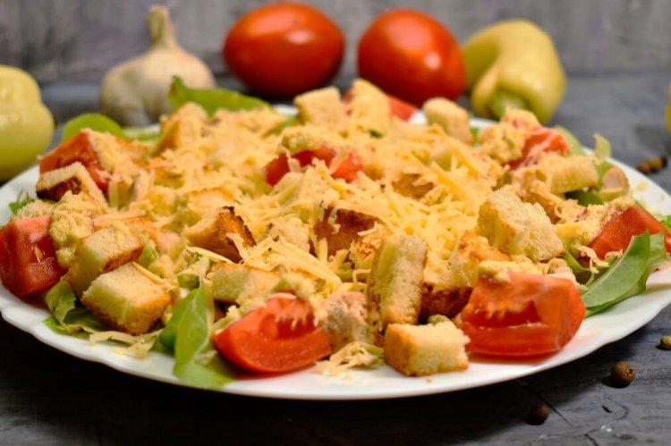 Salat mit Paprika und Croutons
