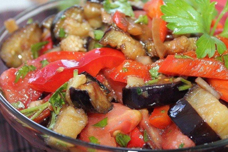 Salat mit Paprika und Auberginen