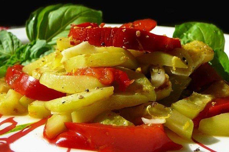 Salat mit Paprika und Zucchini