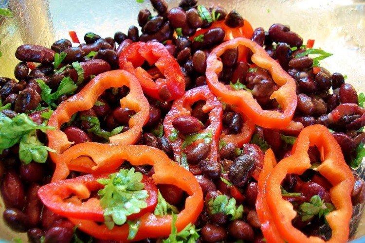 Salat mit Paprika und Bohnen