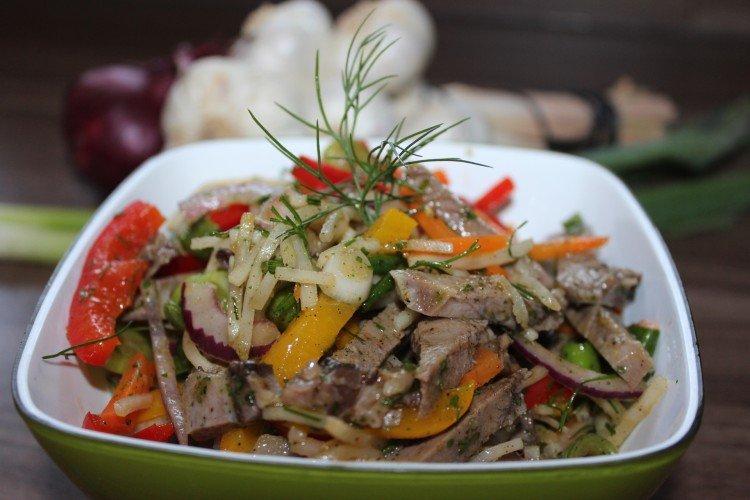 Warmer Salat mit Paprika und Kartoffeln
