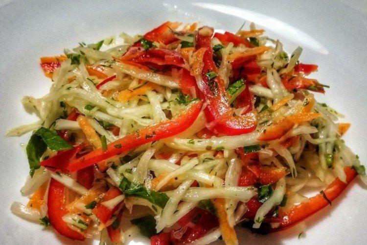 Salat mit Paprika und Kohl
