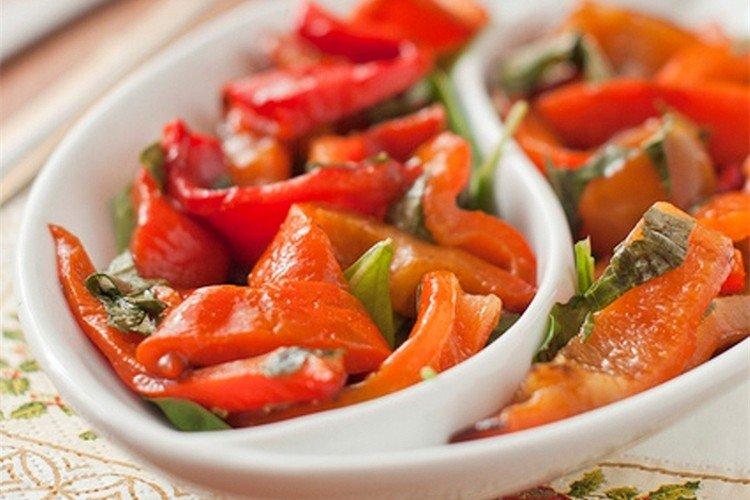 Salat mit Paprika und scharfer Paprika