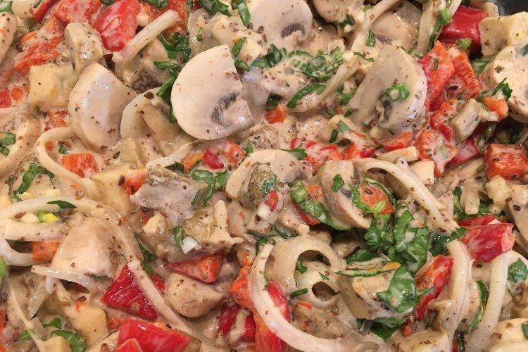 Salat mit Paprika und Pilzen