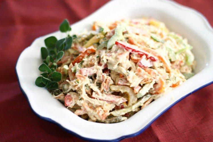 Salat mit Paprika und Huhn