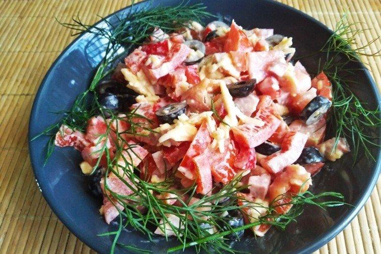 Salat mit Paprika und Wurst