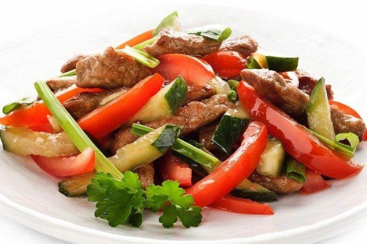 Salat mit Paprika und Rindfleisch