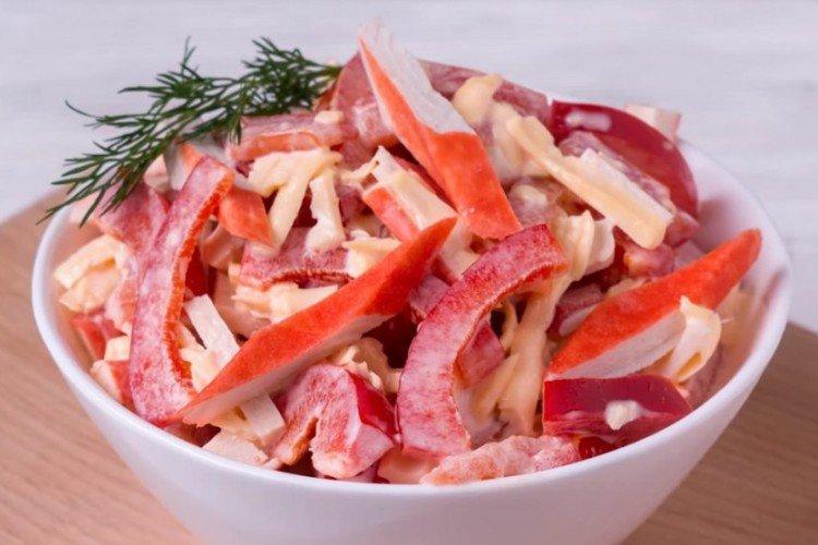 Salat mit Paprika und Krabbenstäbchen