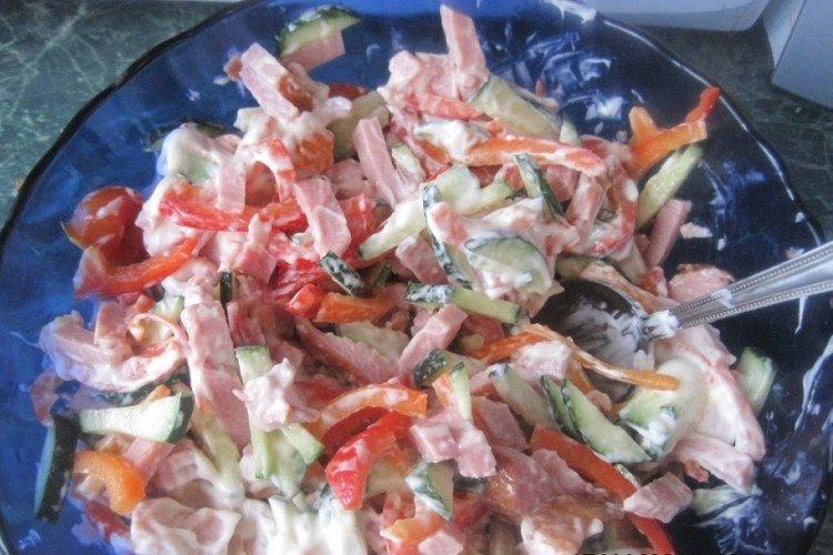 Salat mit Paprika, Schinken und Käse