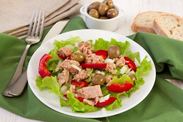 Salat mit Paprika und Thunfisch