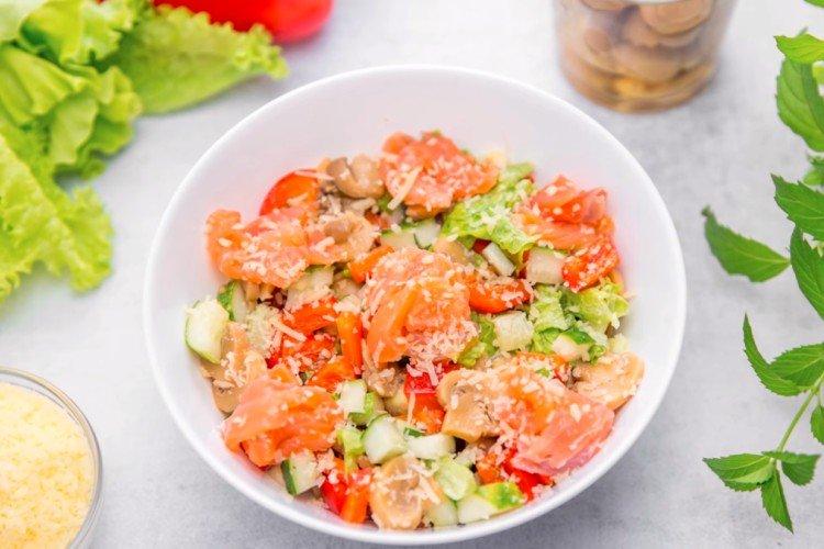 Salat mit Paprika und Lachs