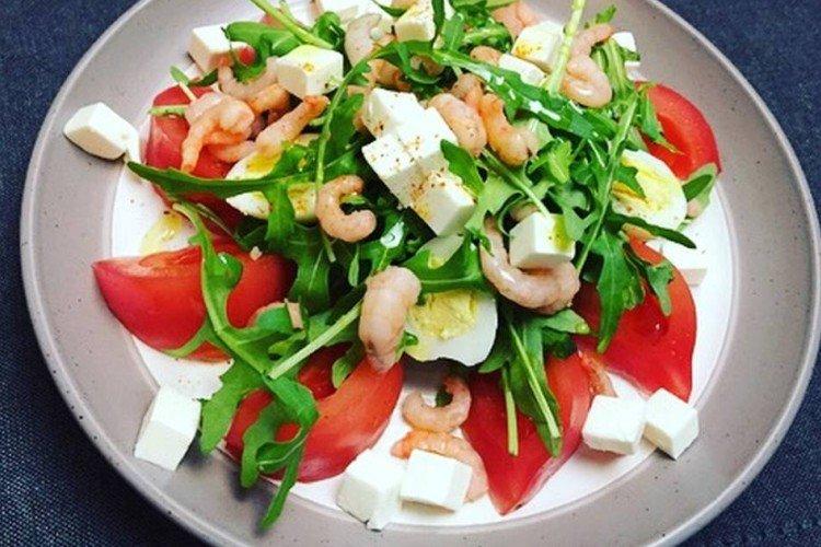 Ensalada con fetaxa y camarones
