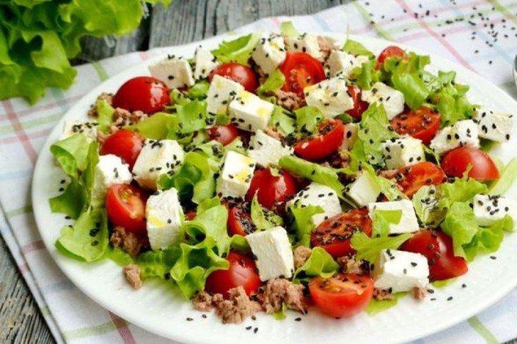 Ensalada con atún, tomates y fetaxa