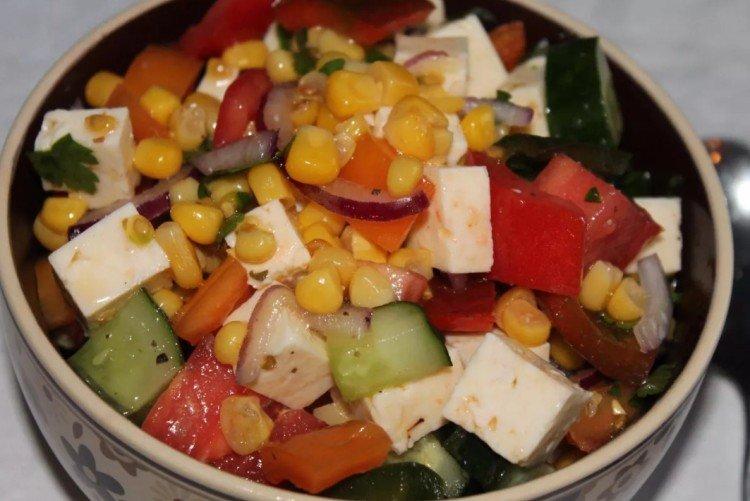 Ensalada con fetaxa y maíz