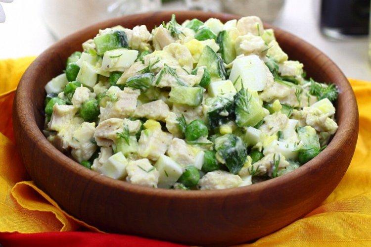 Ensalada con pepinos, huevos y fetaxa