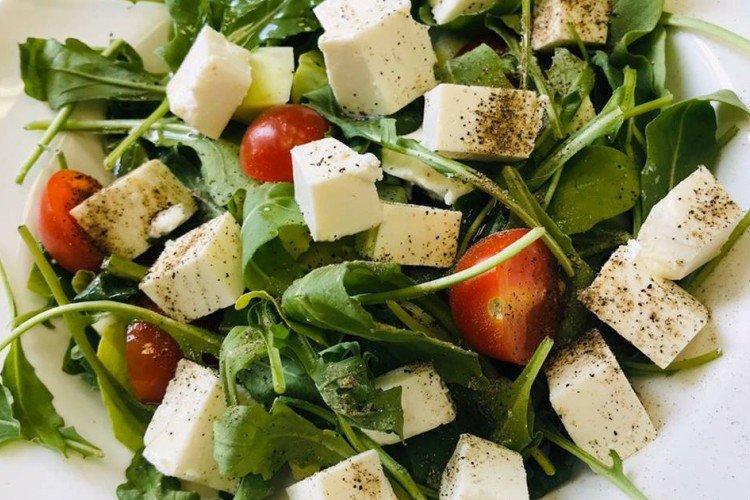 Ensalada con fetaxa y champiñones