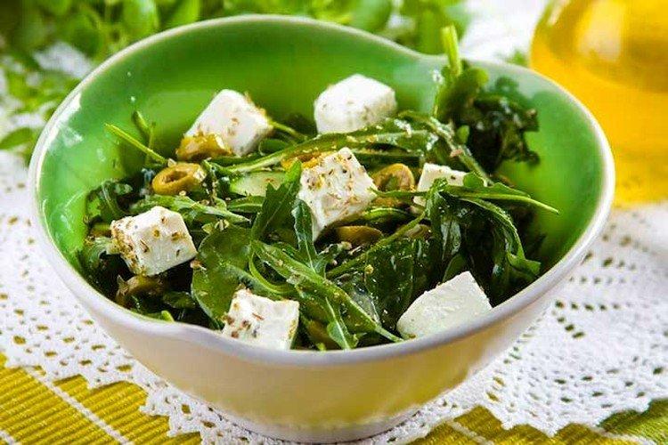 Ensalada con espinacas, aceitunas y fetaxa