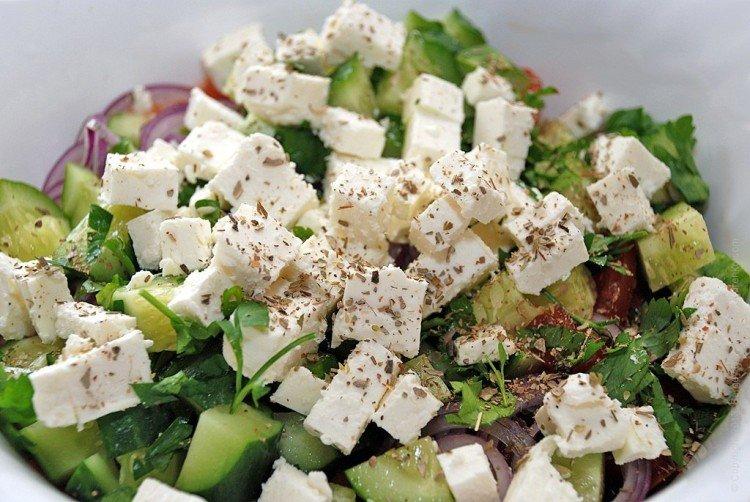 Ensalada con fetaxa y pepinos
