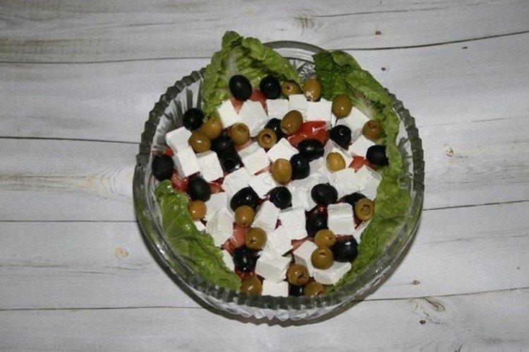 Ensalada con fetaxa y aceitunas