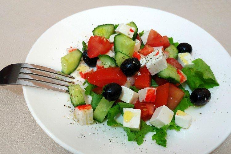 Ensalada con fetaxa y palitos de cangrejo