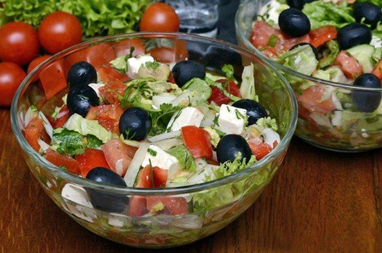 Ensalada con col china, tomates y fetaxa