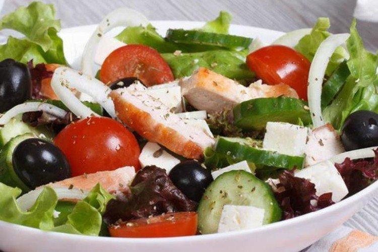 Ensalada con pollo, tomates y fetaxa