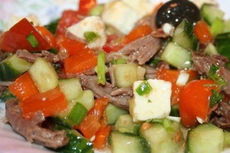 Ensalada con fetaxa y carne